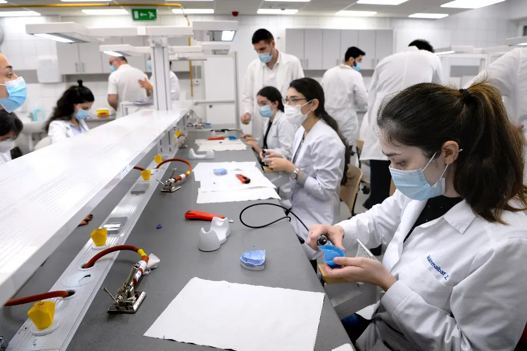 A k&eacute;pen ruh&aacute;zat, szem&eacute;ly, fedett p&aacute;ly&aacute;s, Szolg&aacute;ltat&aacute;s l&aacute;that&oacute;

Automatikusan gener&aacute;lt le&iacute;r&aacute;s