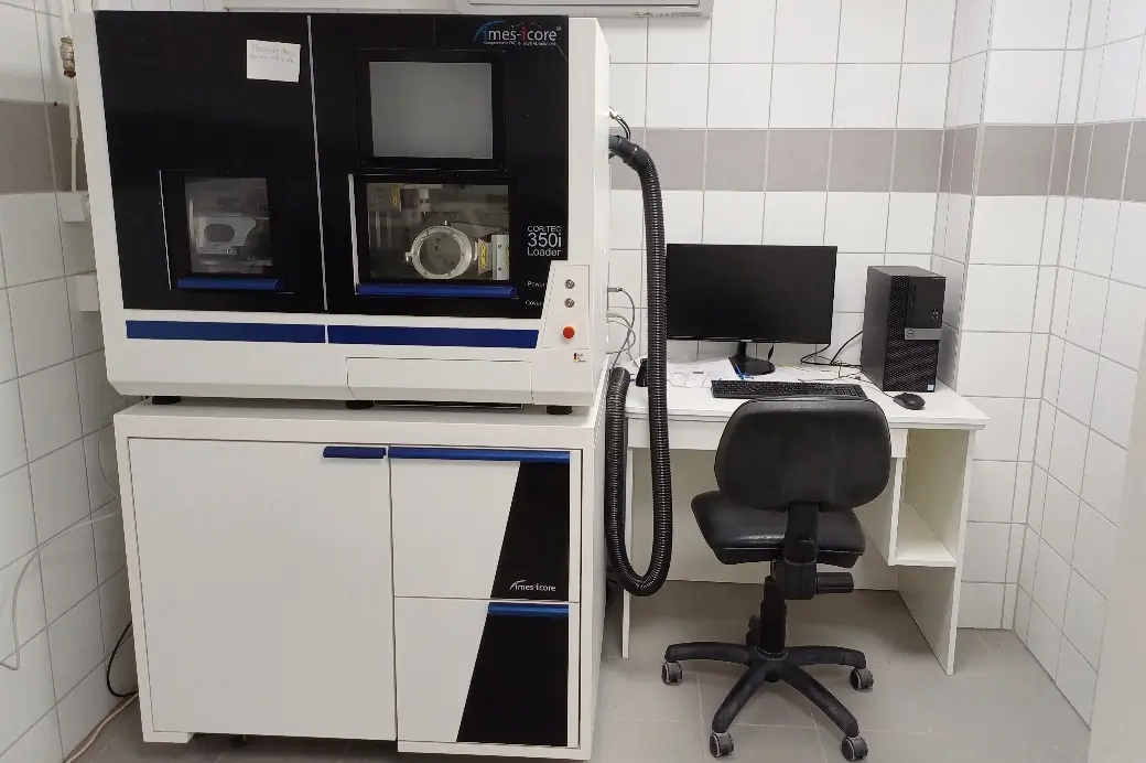 A k&eacute;pen fal, fedett p&aacute;ly&aacute;s, sz&ouml;veg, sz&aacute;m&iacute;t&oacute;g&eacute;p l&aacute;that&oacute;

Automatikusan gener&aacute;lt le&iacute;r&aacute;s